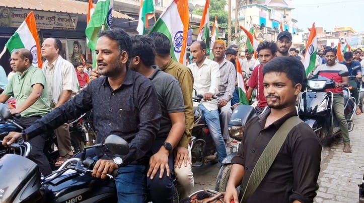 गोला में तिरंगा यात्रा निकालते नगरवासी। संवाद