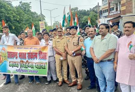 गोला में तिरंगा यात्रा निकालते नगरवासी। संवाद