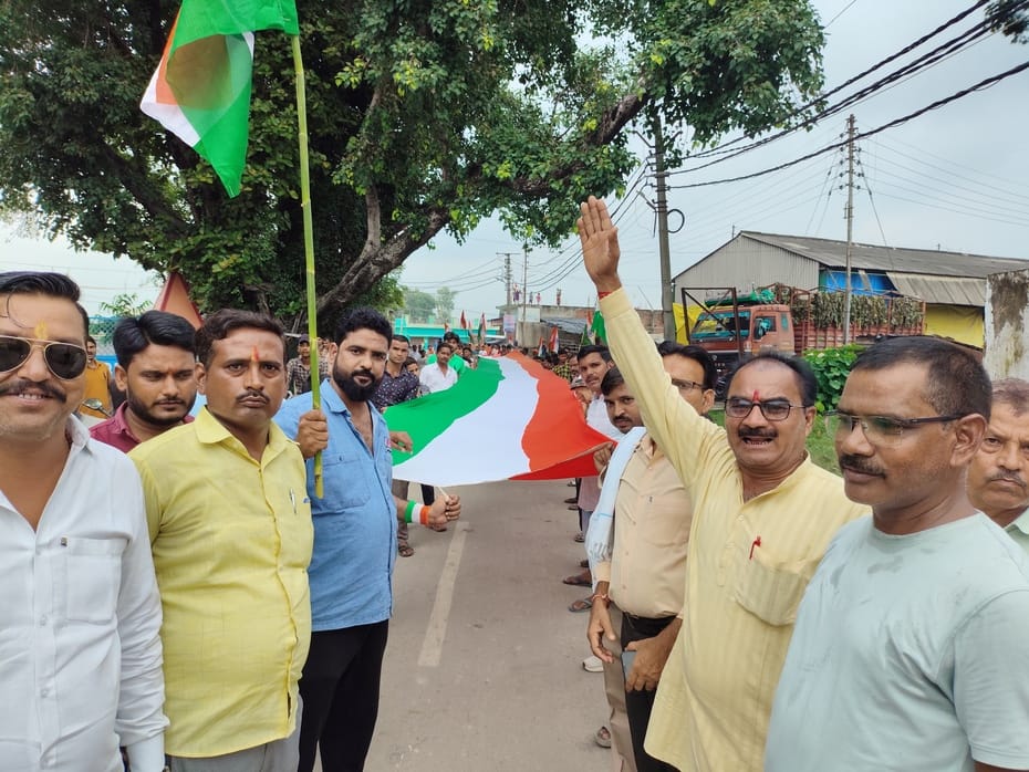 गोला में तिरंगा यात्रा निकालते नगरवासी। संवाद