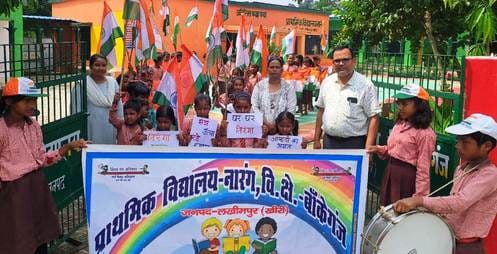 गोला में तिरंगा यात्रा निकालते नगरवासी। संवाद