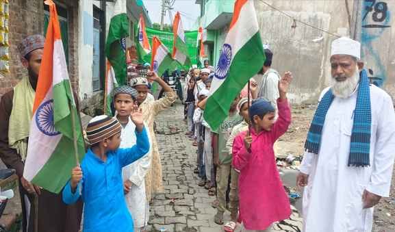गोला में तिरंगा यात्रा निकालते नगरवासी। संवाद