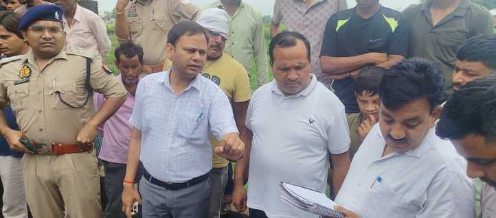 गांव नदराला में छत गिरने से कमरे के अंदर पड़ा मलबा। संवाद