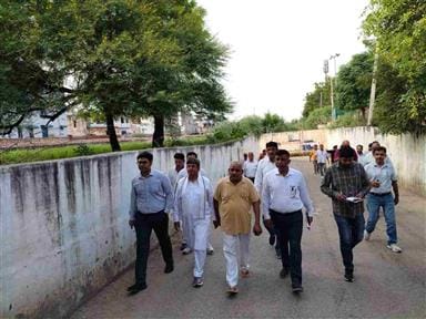 हिसार। पीएल मार्केट का निरीक्षण करते मेयर प्रवीण पोपली व निगमायुक्त नरीज। स्रोत नगर निगम
