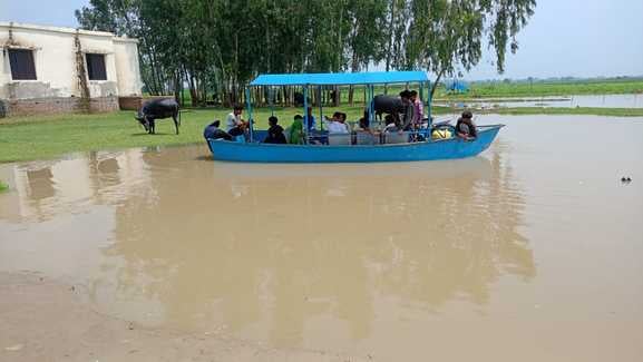 जलालाबाद में खेत में भरे पानी को देखता बेबस ग्रामीण। संवाद
