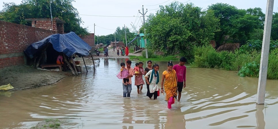 जलालाबाद में खेत में भरे पानी को देखता बेबस ग्रामीण। संवाद