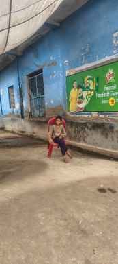 ज्ञानसिंह के घर के बाहर बैठे लोग। संवाद ज्ञानसिंह के घर के बाहर बैठे लोग। संवाद