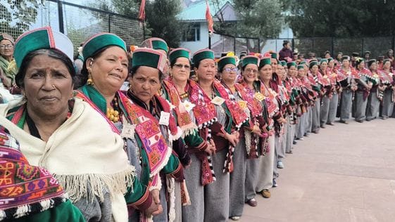 किन्नौर जिले के कोठी पंचायत में आयोजित कश्मीर मेला में लोग पारंपरिक भेषभूषा में नाटी लगाते हुए। किन्नौर जिले के कोठी पंचायत में आयोजित कश्मीर मेला में लोग पारंपरिक भेषभूषा में नाटी लगाते हुए।