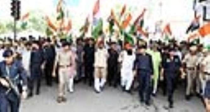 कुरुक्षेत्र। तिरंगा यात्रा की अगुवाई करते मुख्यमंत्री नायब सैनी व साथ में भाजपा कार्यकर्ता। स कुरुक्षेत्र। तिरंगा यात्रा की अगुवाई करते मुख्यमंत्री नायब सैनी व साथ में भाजपा कार्यकर्ता। स