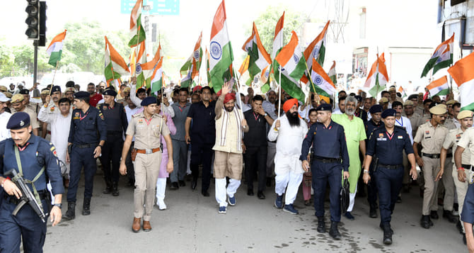 कुरुक्षेत्र। तिरंगा यात्रा की अगुवाई करते मुख्यमंत्री नायब सैनी व साथ में भाजपा कार्यकर्ता। स कुरुक्षेत्र। तिरंगा यात्रा की अगुवाई करते मुख्यमंत्री नायब सैनी व साथ में भाजपा कार्यकर्ता। स