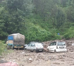 कोटखाई के खलटू नाला में मलवे के बीच दबे वाहन