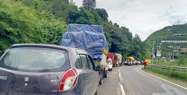 कोटखाई के खलटू नाला में मलवे के बीच दबे वाहन