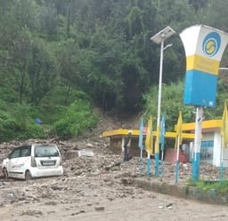 कोटखाई के खलटू नाला में मलवे के बीच दबे वाहन