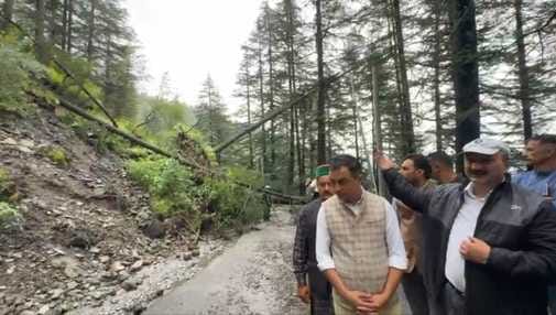 कोटखाई के खलटू नाला में मलवे के बीच दबे वाहन