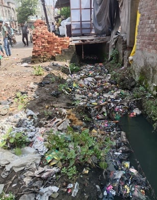 खाताखेड़ी (वुडनसिटी) के मुख्य मार्ग पर हुए जलभराव के ब खाताखेड़ी (वुडनसिटी) के मुख्य मार्ग पर हुए जलभराव के ब