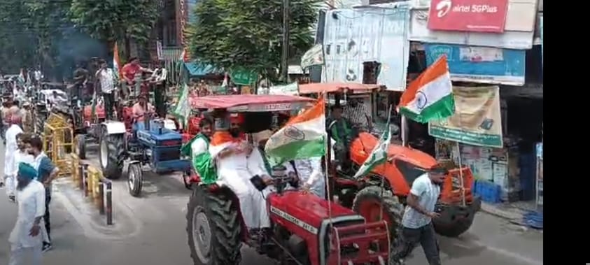 खतौली में ट्रैक्टर तिरंगा यात्रा निकालते भाकियू कार्यकर्ता। संवाद खतौली में ट्रैक्टर तिरंगा यात्रा निकालते भाकियू कार्यकर्ता। संवाद