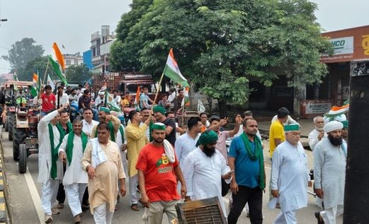 खतौली में ट्रैक्टर तिरंगा यात्रा निकालते भाकियू कार्यकर्ता। संवाद खतौली में ट्रैक्टर तिरंगा यात्रा निकालते भाकियू कार्यकर्ता। संवाद