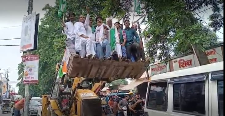 खतौली में ट्रैक्टर तिरंगा यात्रा निकालते भाकियू कार्यकर्ता। संवाद खतौली में ट्रैक्टर तिरंगा यात्रा निकालते भाकियू कार्यकर्ता। संवाद
