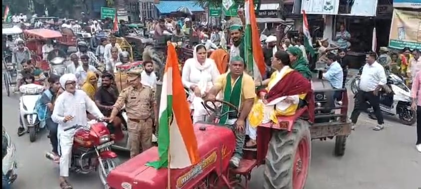 खतौली में ट्रैक्टर तिरंगा यात्रा निकालते भाकियू कार्यकर्ता। संवाद खतौली में ट्रैक्टर तिरंगा यात्रा निकालते भाकियू कार्यकर्ता। संवाद