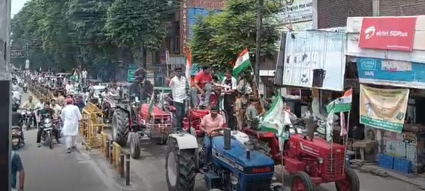 खतौली में ट्रैक्टर तिरंगा यात्रा निकालते भाकियू कार्यकर्ता। संवाद खतौली में ट्रैक्टर तिरंगा यात्रा निकालते भाकियू कार्यकर्ता। संवाद