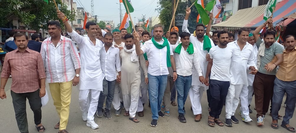 खतौली में ट्रैक्टर तिरंगा यात्रा निकालते भाकियू कार्यकर्ता। संवाद खतौली में ट्रैक्टर तिरंगा यात्रा निकालते भाकियू कार्यकर्ता। संवाद