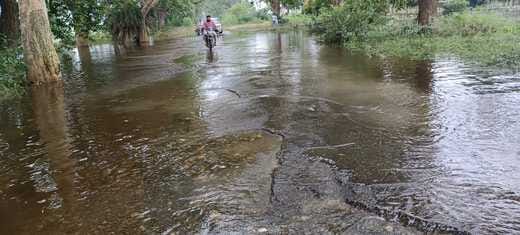 लतीफपुर हस्तिनापुर मार्ग पर उतरता पानी स्रोत संवाद लतीफपुर हस्तिनापुर मार्ग पर उतरता पानी स्रोत संवाद