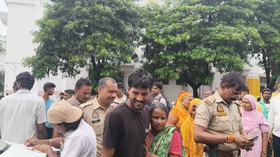 मृतक के शव के पास रोते बिलखते परिजन