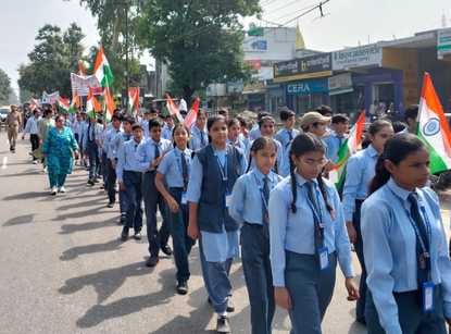 नकुड़ में निकाली गई तिरंगा यात्रा में शामिल भाजपा नेता व नागरिक। संवाद नकुड़ में निकाली गई तिरंगा यात्रा में शामिल भाजपा नेता व नागरिक। संवाद