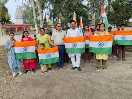नकुड़ में निकाली गई तिरंगा यात्रा में शामिल भाजपा नेता व नागरिक। संवाद नकुड़ में निकाली गई तिरंगा यात्रा में शामिल भाजपा नेता व नागरिक। संवाद