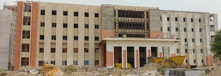 न्यू सिटी ककरा में कन्वेंशन सेंटर के निर्माणाधीन स्थल पर भरा हुआ पानी। संवाद