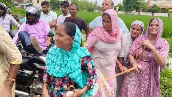 पंजेटों गांव में हाइवे पर लगे जाम में फंसे वाहन चालक। संवाद