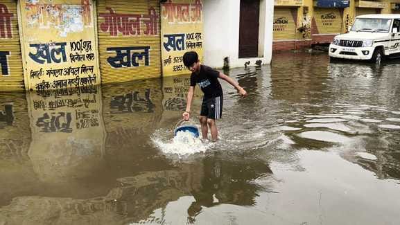 पंजेटों गांव में हाइवे पर लगे जाम में फंसे वाहन चालक। संवाद
