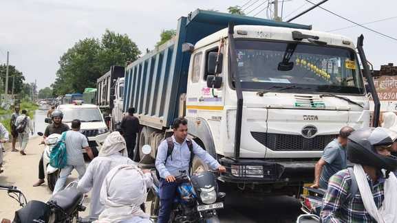 पंजेटों गांव में हाइवे पर लगे जाम में फंसे वाहन चालक। संवाद