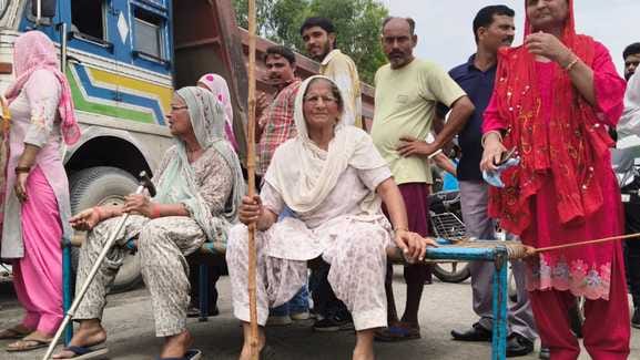 पंजेटों गांव में हाइवे पर लगे जाम में फंसे वाहन चालक। संवाद