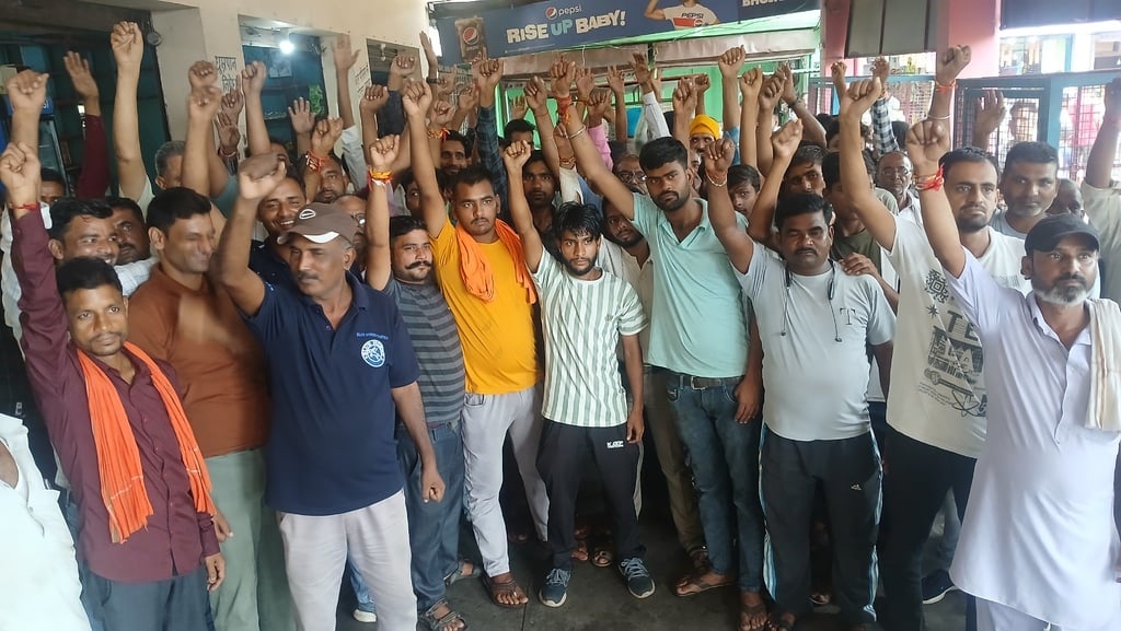पलिया बस स्टैंड परिसर में चक्काजाम के बाद खड़ी बसें। संवाद