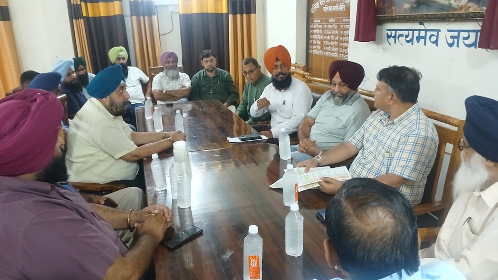 पलिया बस स्टैंड परिसर में चक्काजाम के बाद खड़ी बसें। संवाद