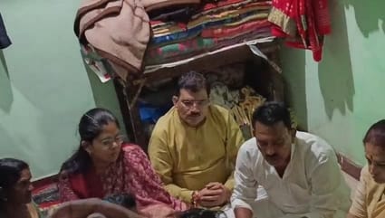 पीड़ित परिवार से मिलने पहुंचे प्रभारी मंत्री तुलसीराम सिलावट