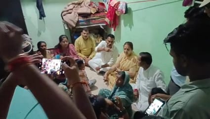 पीड़ित परिवार से मिलने पहुंचे प्रभारी मंत्री तुलसीराम सिलावट