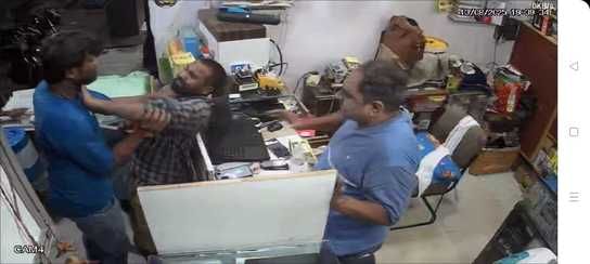 व्यापारी के साथ दुकान में घुसकर मारपीट 