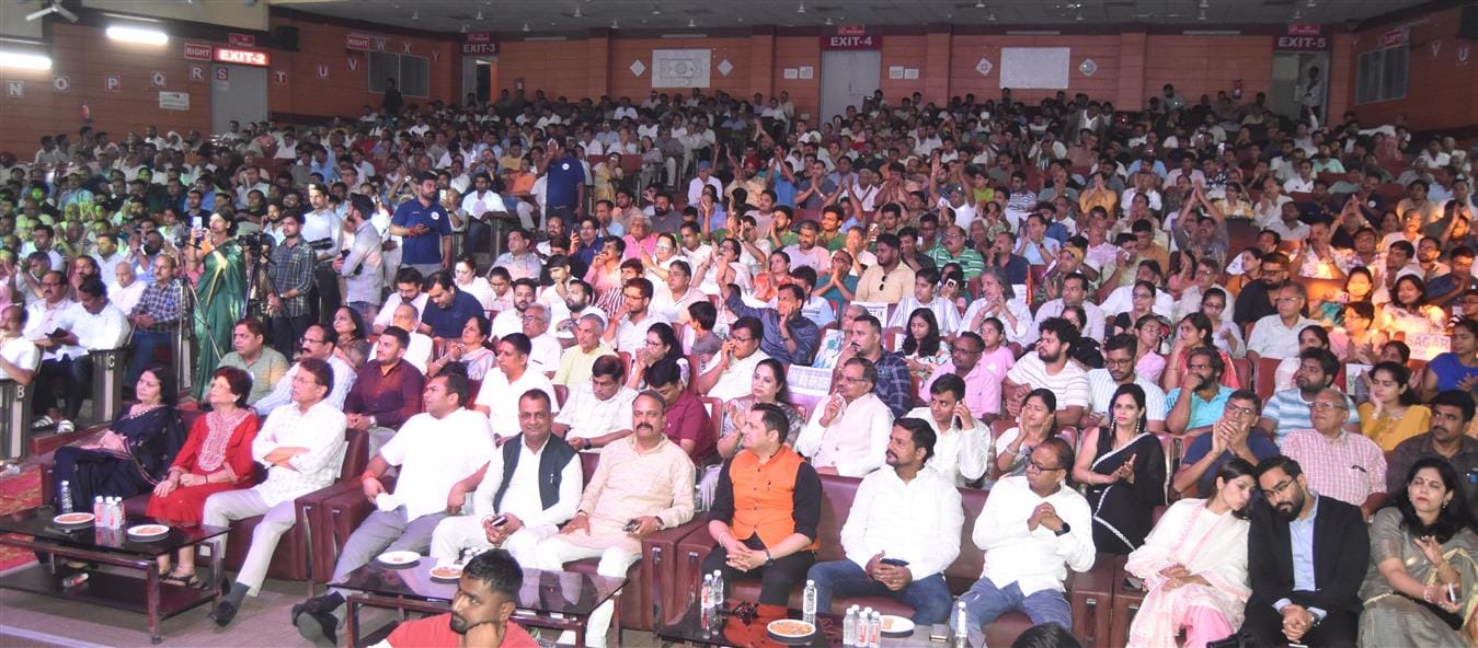 सुनील कैथवास....सीसीएसयू के सुभाष चंद्र बोस प्रेक्षागृह में अमर उजाला मां तुझे प्रणाम जश्न ए आज सुनील कैथवास....सीसीएसयू के सुभाष चंद्र बोस प्रेक्षागृह में अमर उजाला मां तुझे प्रणाम जश्न ए आज