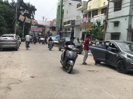 शहर के स्टेडियम मार्ग पर सड़क के फुटपाथ के दोनों ओर खड़ी कारें। संवाद शहर के स्टेडियम मार्ग पर सड़क के फुटपाथ के दोनों ओर खड़ी कारें। संवाद