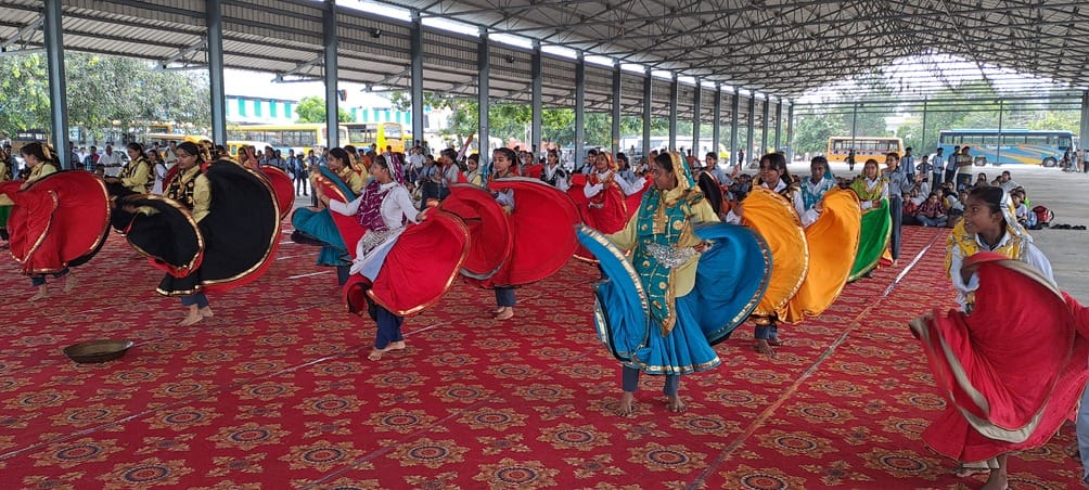 शिवाजी स्टेडियम में फाइनल रिहर्सल में सांस्कृतिक कार्यक्रम की प्रस्तुति देते बच्चे। संवाद शिवाजी स्टेडियम में फाइनल रिहर्सल में सांस्कृतिक कार्यक्रम की प्रस्तुति देते बच्चे। संवाद