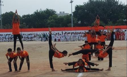 शिवाजी स्टेडियम में फाइनल रिहर्सल में सांस्कृतिक कार्यक्रम की प्रस्तुति देते बच्चे। संवाद शिवाजी स्टेडियम में फाइनल रिहर्सल में सांस्कृतिक कार्यक्रम की प्रस्तुति देते बच्चे। संवाद