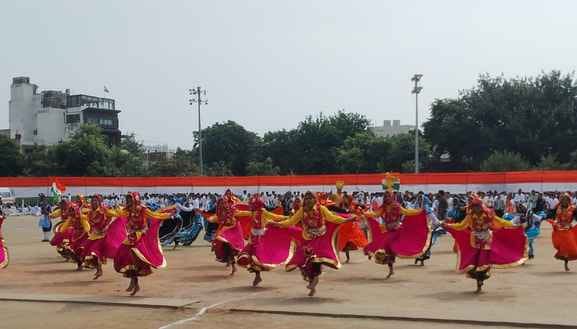 शिवाजी स्टेडियम में फाइनल रिहर्सल में सांस्कृतिक कार्यक्रम की प्रस्तुति देते बच्चे। संवाद शिवाजी स्टेडियम में फाइनल रिहर्सल में सांस्कृतिक कार्यक्रम की प्रस्तुति देते बच्चे। संवाद