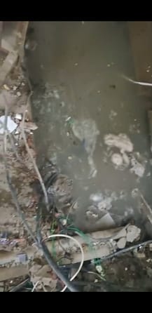 ट्रांसफार्मर की मरम्मत करते हुए बिजली कर्मचारी ट्रांसफार्मर की मरम्मत करते हुए बिजली कर्मचारी