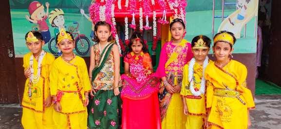 दशमेश पब्लिक स्कूल में जन्माष्टमी के मौके पर राधा कृष्ण आदि की वेशभूषा में बच्चे। (स्त्रोत स्कू दशमेश पब्लिक स्कूल में जन्माष्टमी के मौके पर राधा कृष्ण आदि की वेशभूषा में बच्चे। (स्त्रोत स्कू