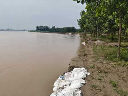 यमुना में कटाव रखे मिट्टी के कट्टे। संवाद यमुना में कटाव रखे मिट्टी के कट्टे। संवाद