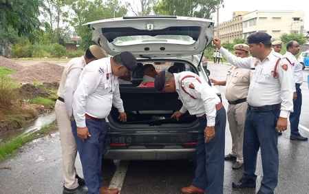 14jjrp10- स्वतंत्रता दिवस को लेकर बस अड्डे पर सामान की जांच करती महिला पुलिस कर्मचारी। संवाद