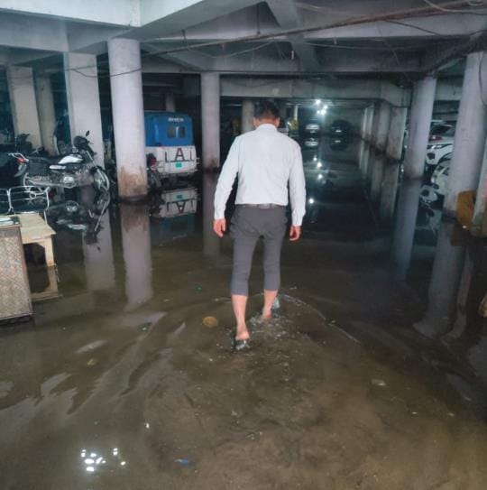 आवास विकास कॉलोनी के गेट के पास जमा बारिश का पानी।