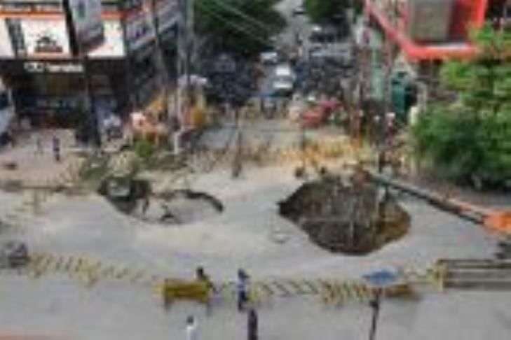 आवास विकास कॉलोनी के गेट के पास जमा बारिश का पानी।