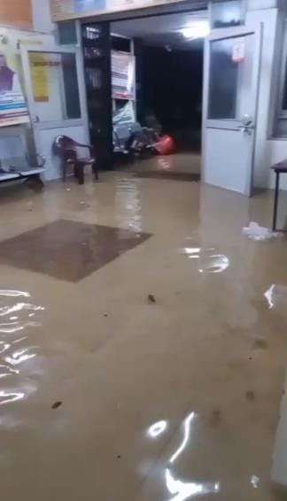 आवास विकास कॉलोनी के गेट के पास जमा बारिश का पानी।